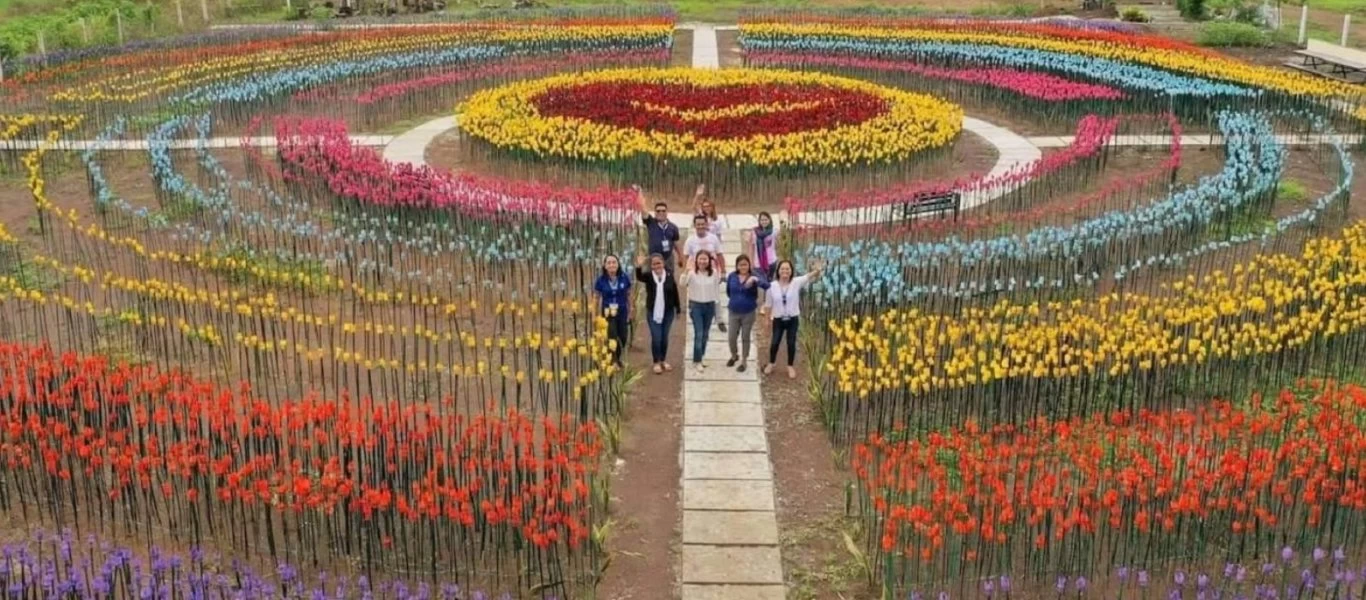 Φιλιππίνες: Μετέτρεψαν τα πλαστικά σκουπίδια σε... τουλίπες (φώτο-βίντεο)